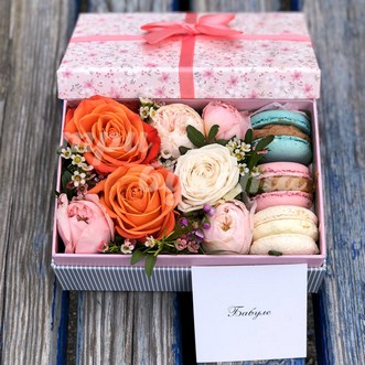 3 макаруна с цветами