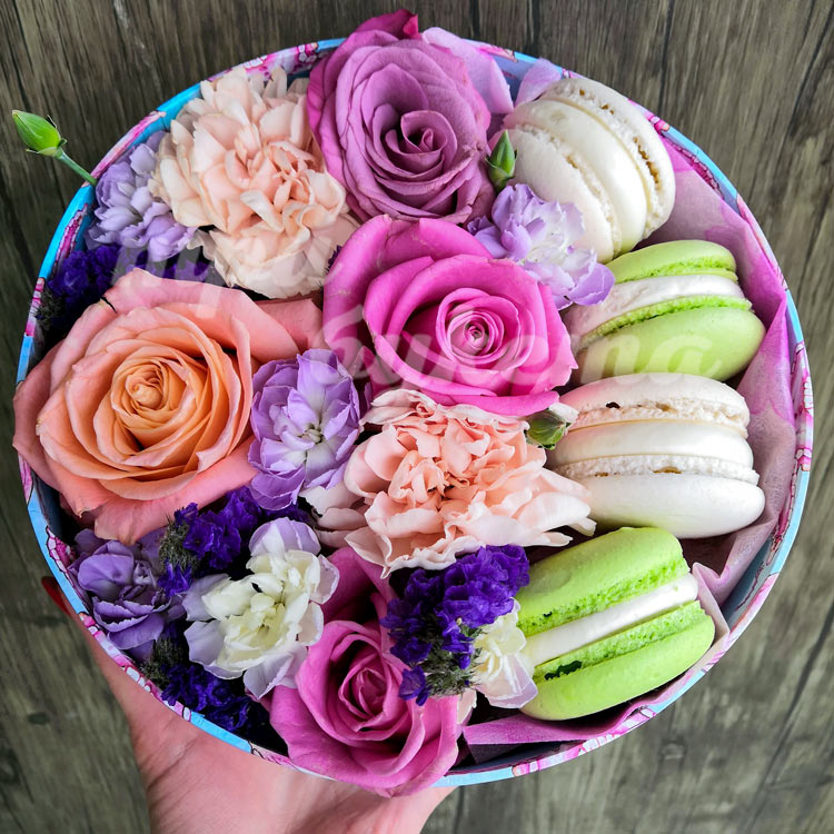 4 макаруна с цветами