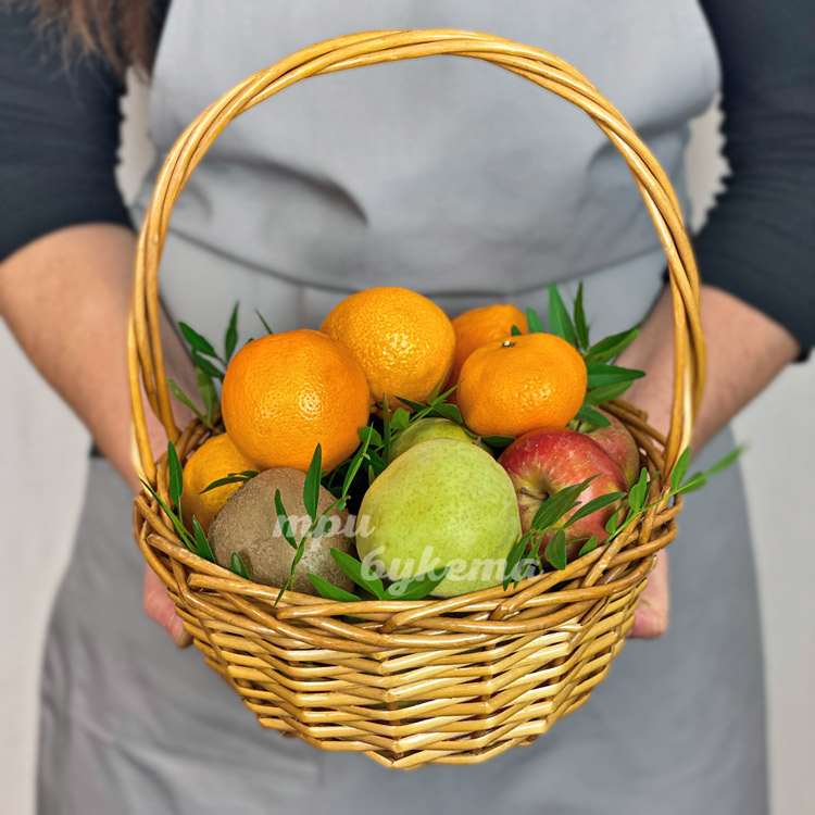 Маленькая фруктовая корзина с яблоками