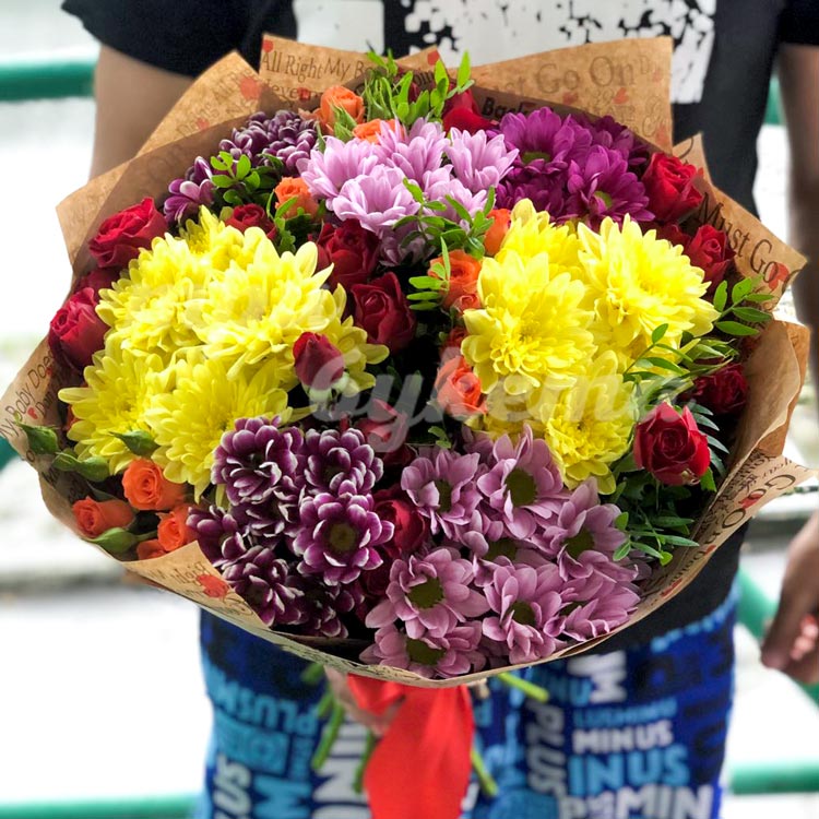 Разноцветные альстромерии и розы (в руках)