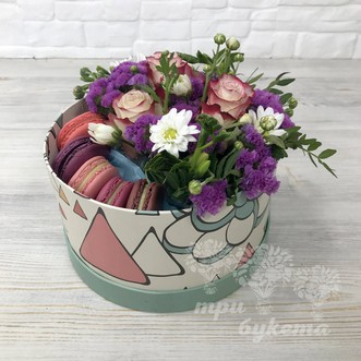 5 макарун с розами и хризантемой