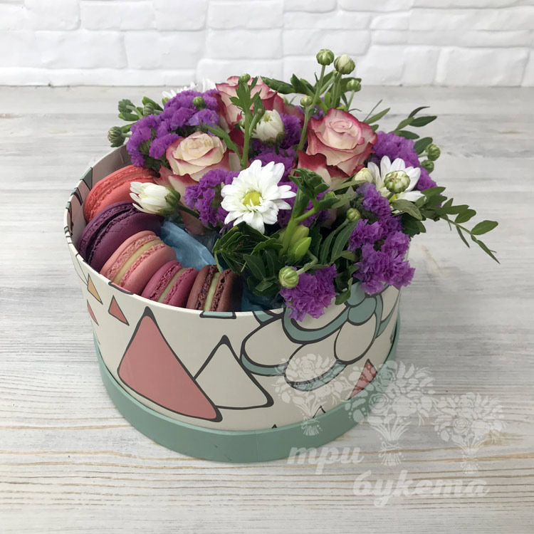 5 макарун с розами и хризантемой