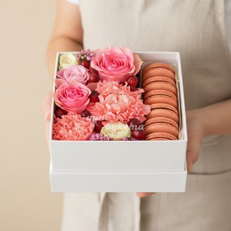 6 макарун с розами и гвоздиками