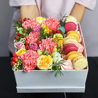 7 макарун с розами и гвоздиками