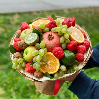 Букет из яблок, граната и ягод
