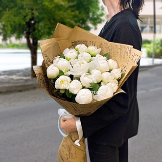 23 белых пиона Дюшес в крафте