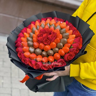 Букет из красных роз и клубники