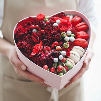 Зимние цветы с макарунами в сердце