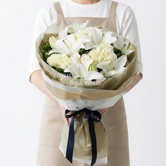 Букет из восточной лилии и роз