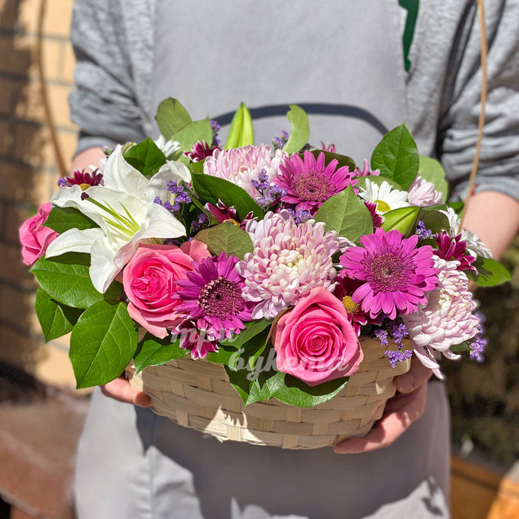 Корзина с лилией и хризантемой (крупный план)