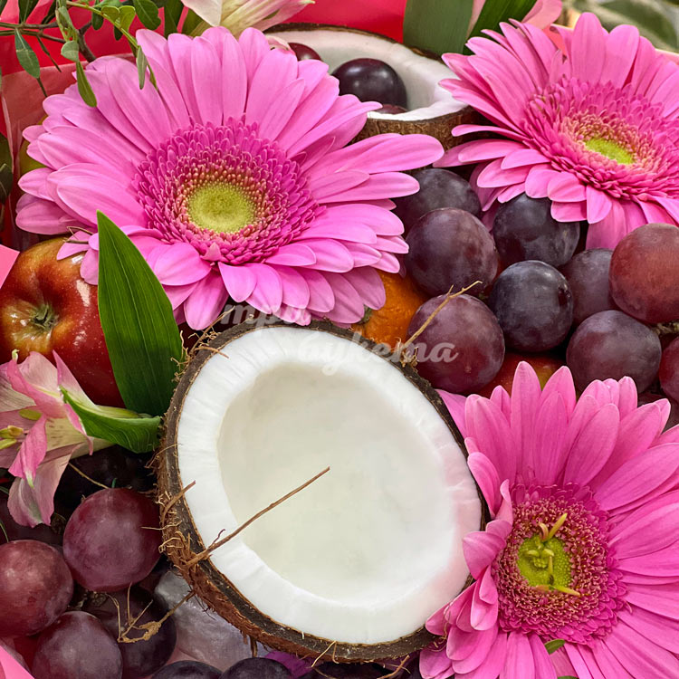 Букет из фруктов и гербер (крупный план)