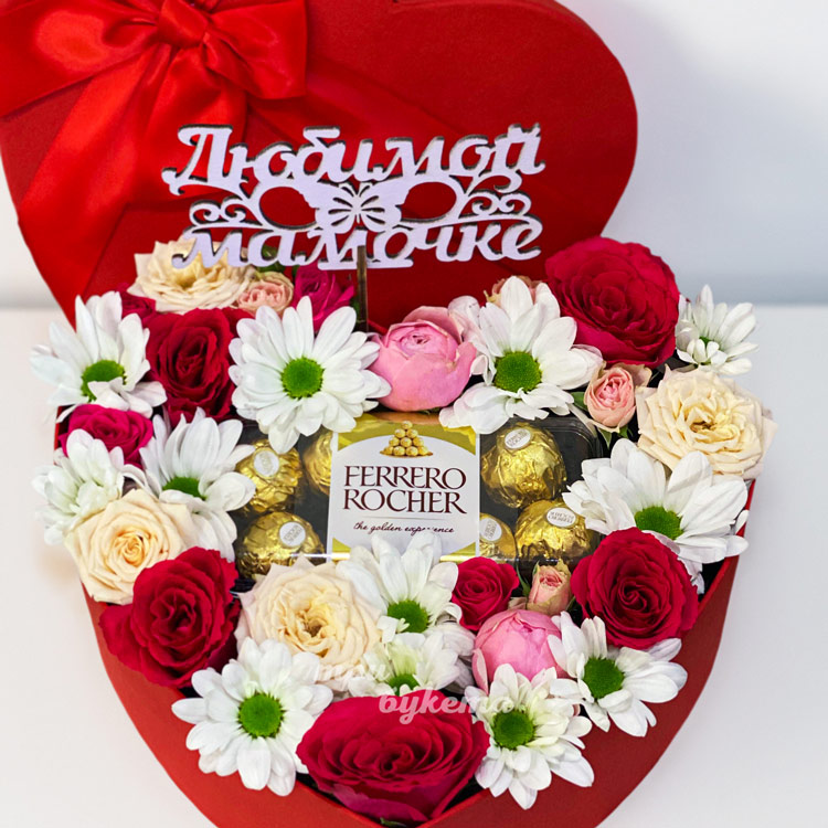 Сердце из роз и хризантем для мамы (крупный план)