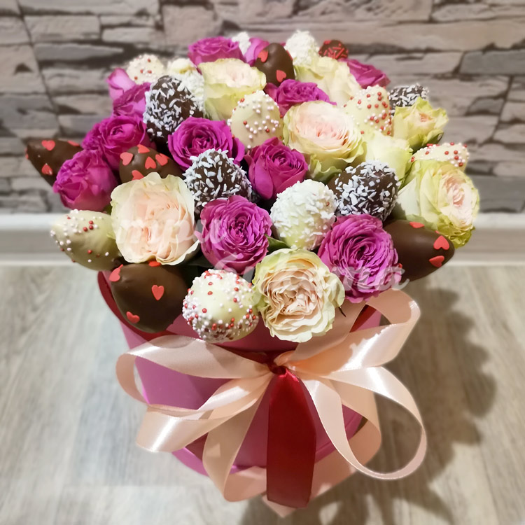 21 клубника с розами в коробке