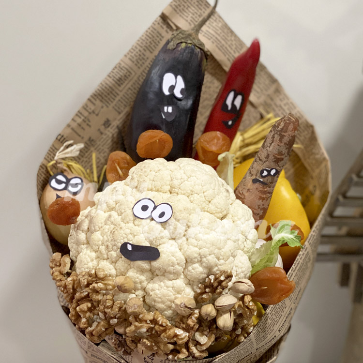 Букет из овощей, орехов и кураги (крупный план)