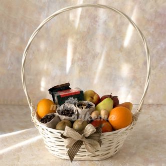 Корзина с фруктами, чаем и орешками
