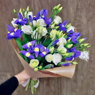 Букет из 17 ирисов и 8 эустом