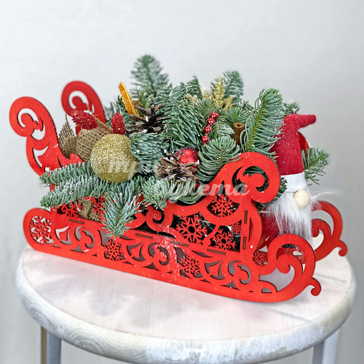 Хвойные ветки и украшения в санках (вид сбоку)