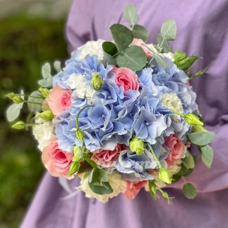 Гортензия с розами и эустомой