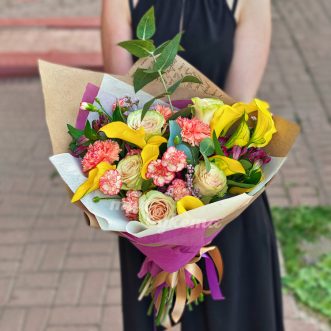 Букет персиковых гвоздик и желтых калл