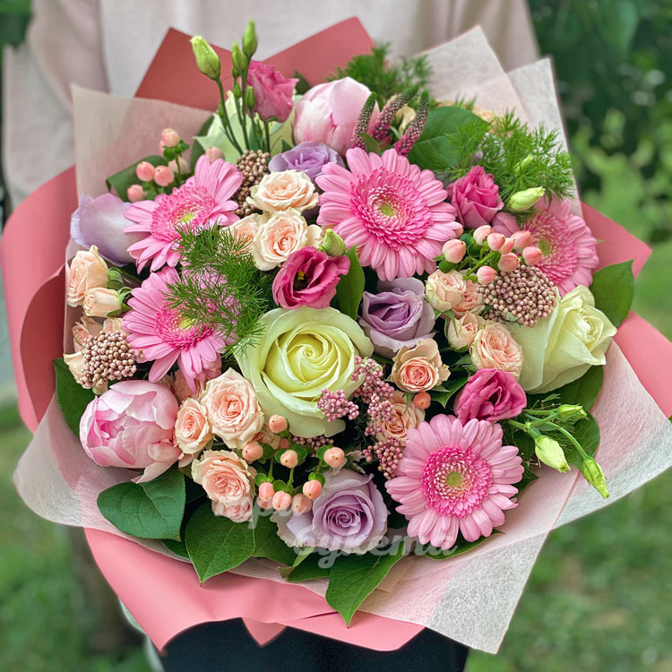 Букет розовых гербер, пионов и роз (крупный план)