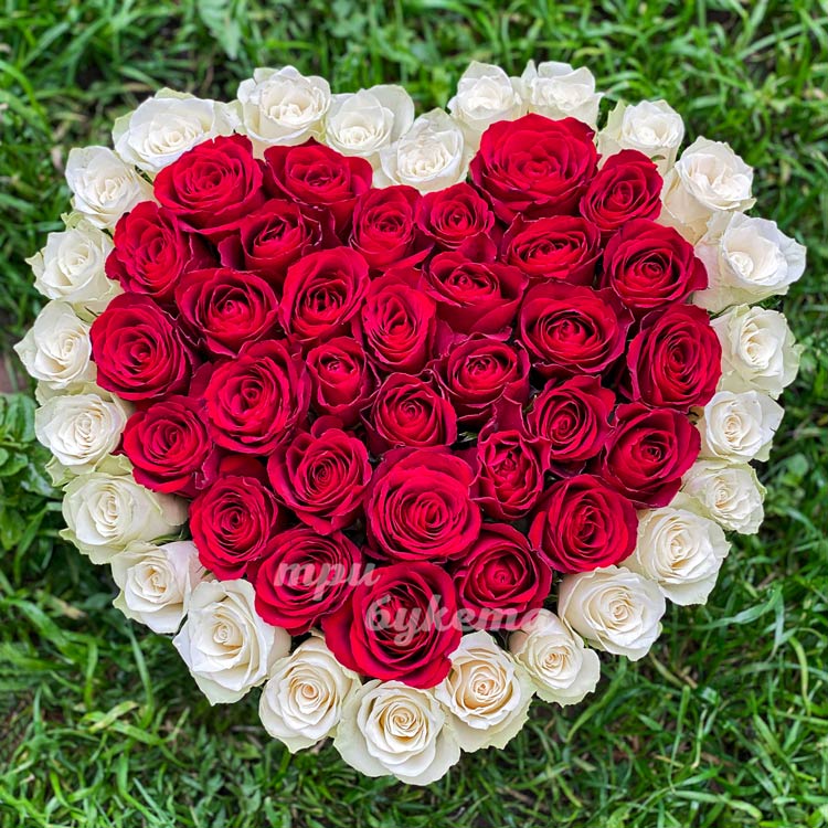 Коробка-сердце красных и белых роз (вид сверху)