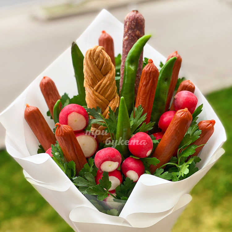 Букет для защитника из колбасок и редиса (крупный план)