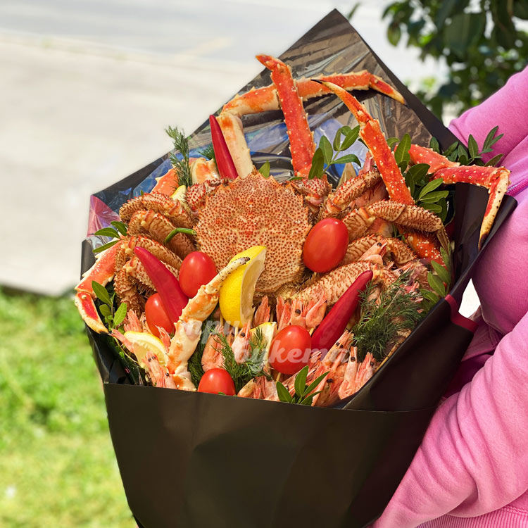 Букет крабов и креветок для защитника (в руках флориста)