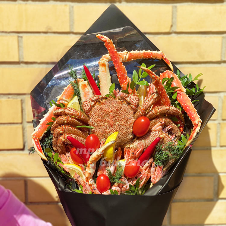 Букет крабов и креветок для защитника (на фоне стены)