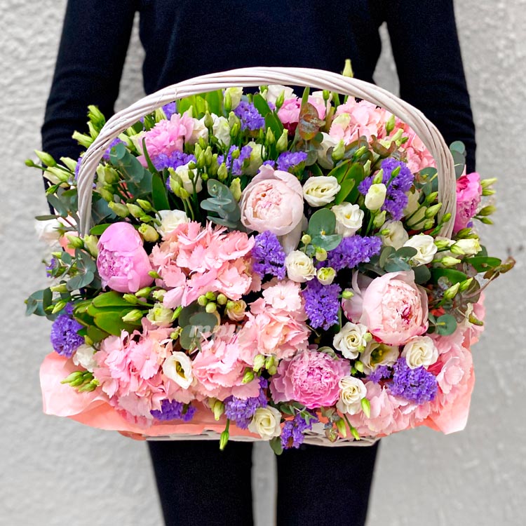 Корзина эустом, гортензий и пионов (вид сверху)