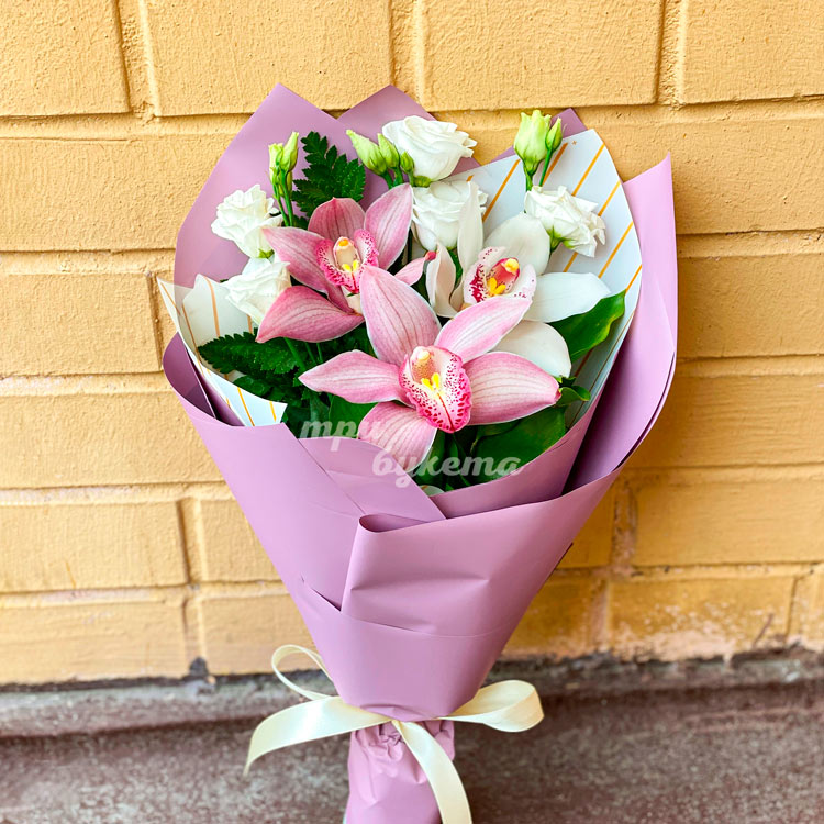 Мини-букет из орхидей и эустом