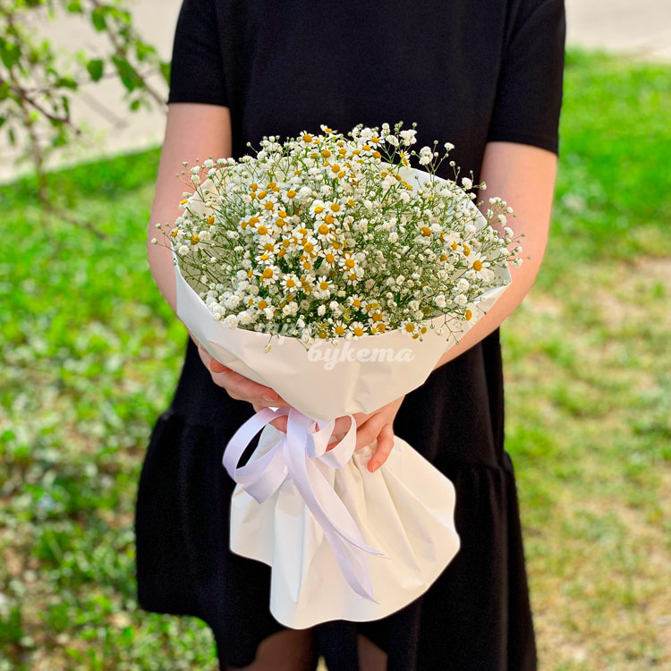 Белый букет из ромашек и гипсофилы (в руках флориста)