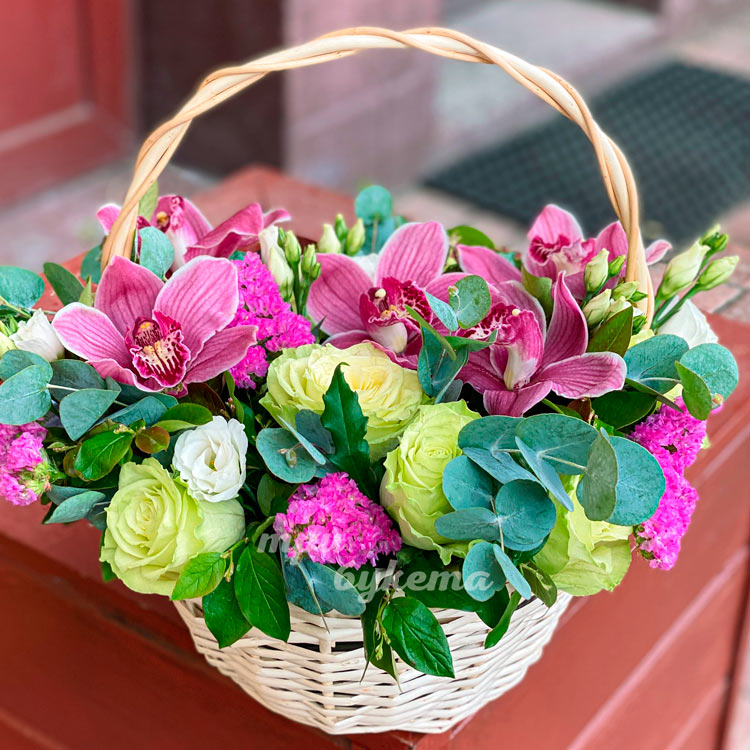 Корзина зеленых роз и бордовых орхидей (крупный план)