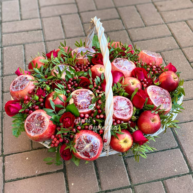 Корзина гранатов и яблок с брусникой (на брусчатке)