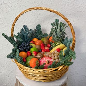 Корзина на новый год с фруктами с хвоей Корзина на новый год с фруктами с хвоей