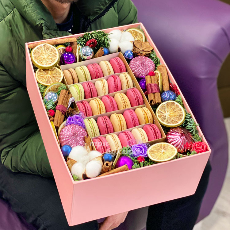 Яркий новогодний подарок с макарунами (вид сбоку)