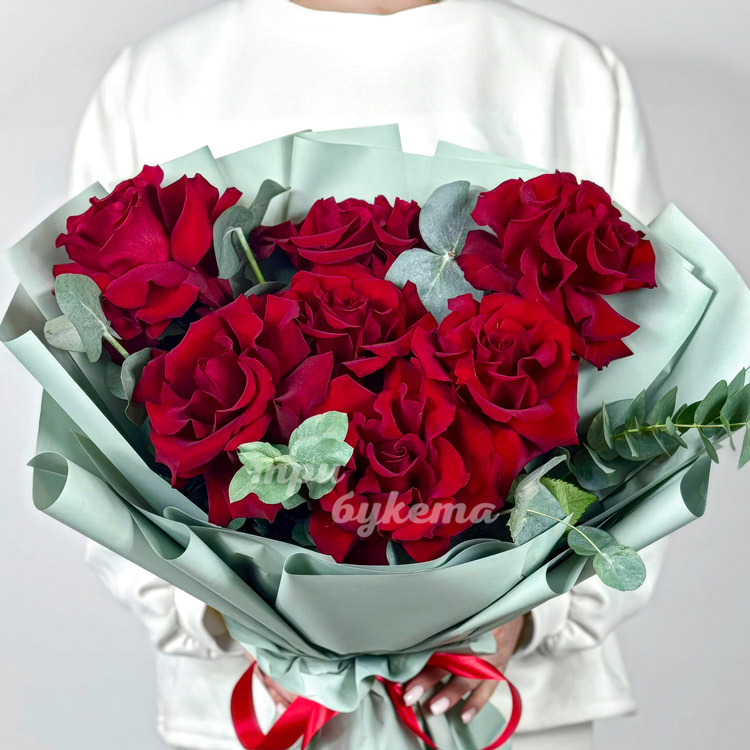 Букет из 7 красных французских роз (крупный план)