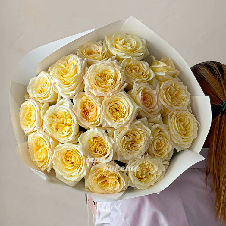 Букет из 21 пионовидной розы Канделайт (вид сверху)