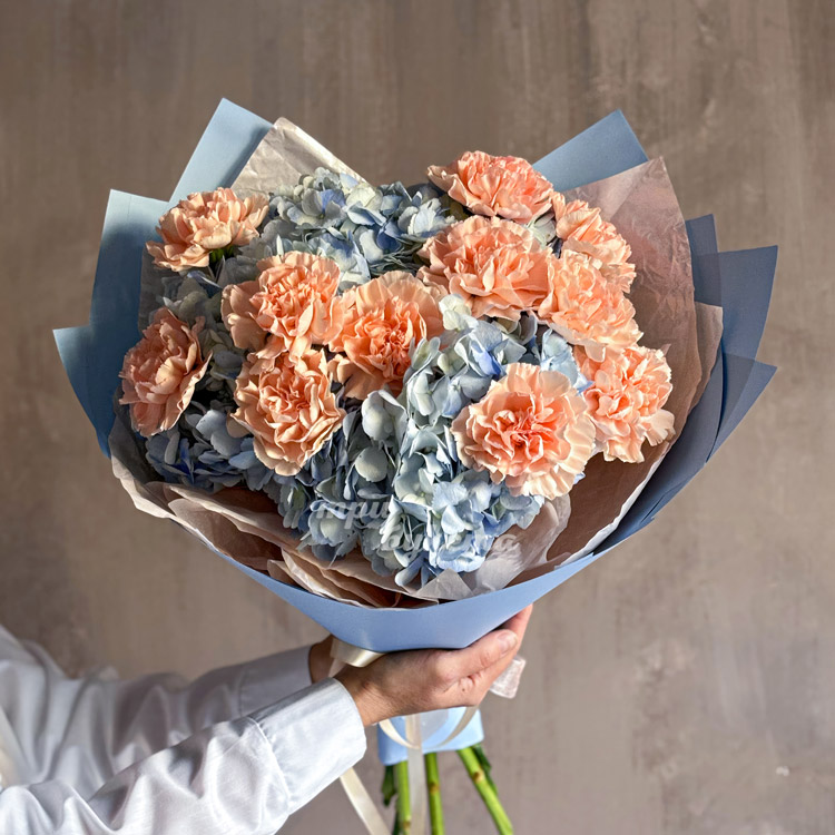 Букет из гортензий и персиковых диантусов