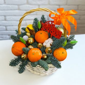 Новогодняя корзина с хвоей и мандаринами Новогодняя корзина с хвоей и мандаринами