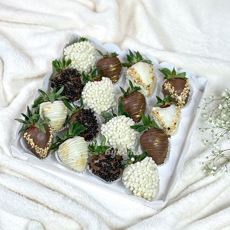 Коробка из клубники в шоколаде с присыпкой (вид сверху)