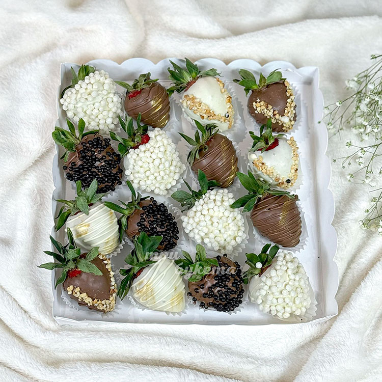 Коробка из клубники в шоколаде с присыпкой